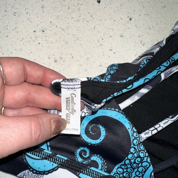 CVG Kraken Skulls Butterfly Back Sports Bra - Picture 3 of 3